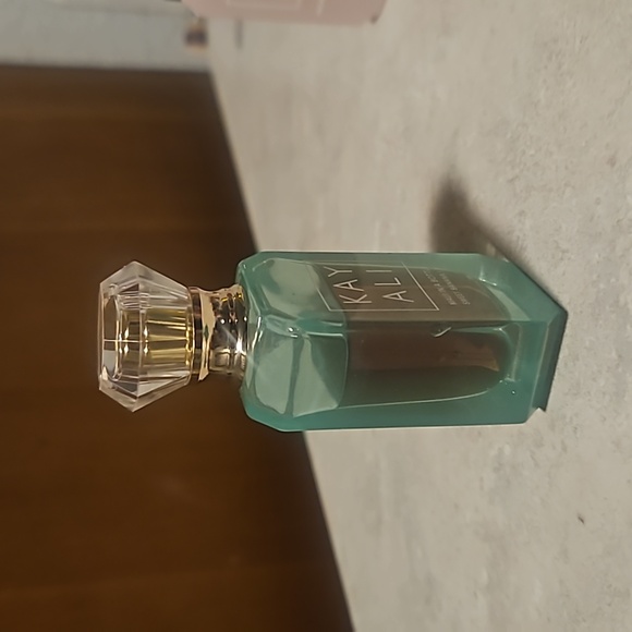 Perfume - Picture 3 of 4